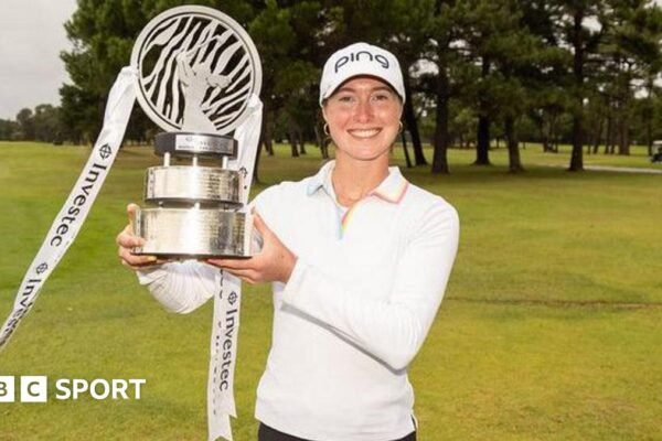 Esme Hamilton holding the South African Open trophy