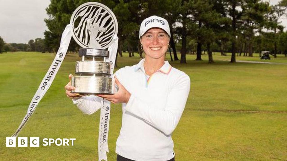 Esme Hamilton holding the South African Open trophy
