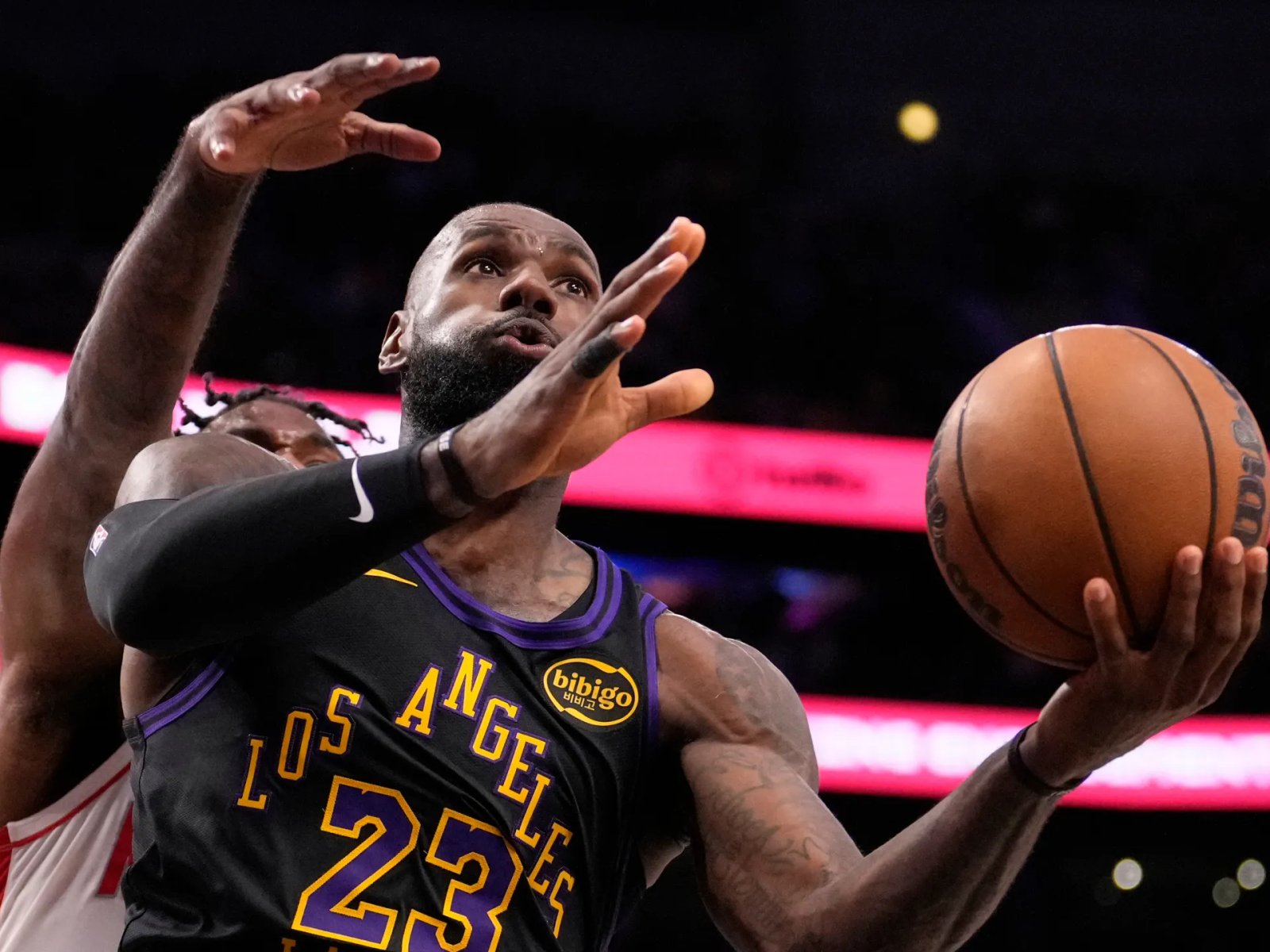 LeBron James nets 28, Lakers grab 2-0 lead on Rockets in NBA Playoff series