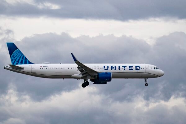 United Airlines slashes 2026 forecast as fuel costs surge, but demand remains strong