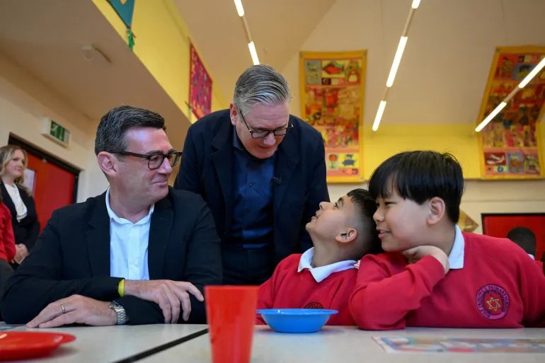 Britain's Prime Minister Keir Starmer meets school children at a breakfast club with Greater Manchester Mayor Andy Burnham, during a visit to a primary school in Ashton-under-Lyne, Greater Manchester, Britain, April 13, 2026. [Paul Ellis/Reuters]