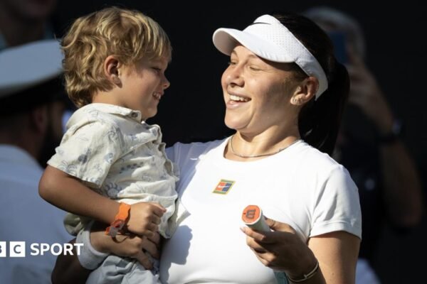 Amanda Anisimova with her nephew during Wimbledon