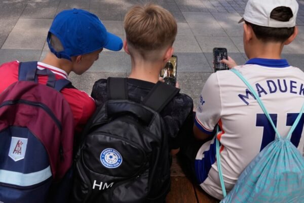 Australia plans to strengthen laws banning children from social media