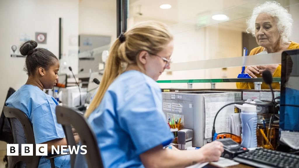NHS staff should be banned from wearing pro-Palestinian badges, report recommends