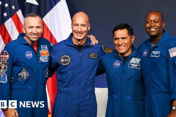 Nasa reveals crew for Artemis III mission