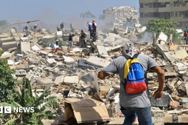 Venezuela earthquakes kill 920 people as international rescue teams arrive