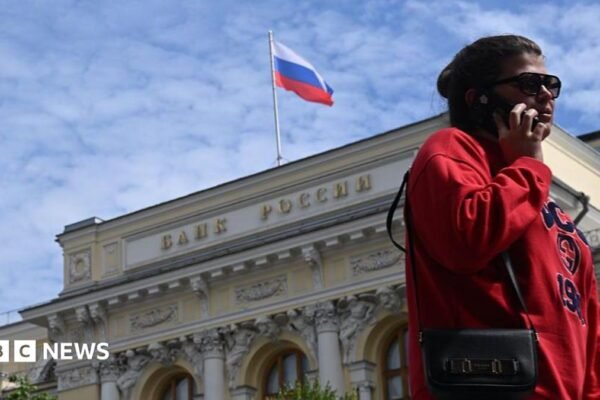 Russians turn to cash, putting more strain on slowing wartime economy